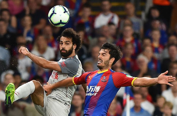 Penyerang Liverpool FC, Mohamed Salah (kanan), dijatuhkan oleh bek Crystal Palace, Aaron Wan-Bissaka, dalam laga Liga Inggris di Stadion Selhurst Park, London pada 20 Agustus 2018.