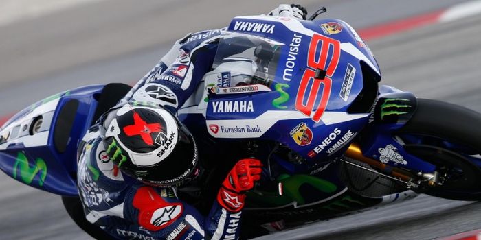 Pebalap Movistar Yamaha asal Spanyol, Jorge Lorenzo, memacu motornya pada hari kedua tes pramusim Mo