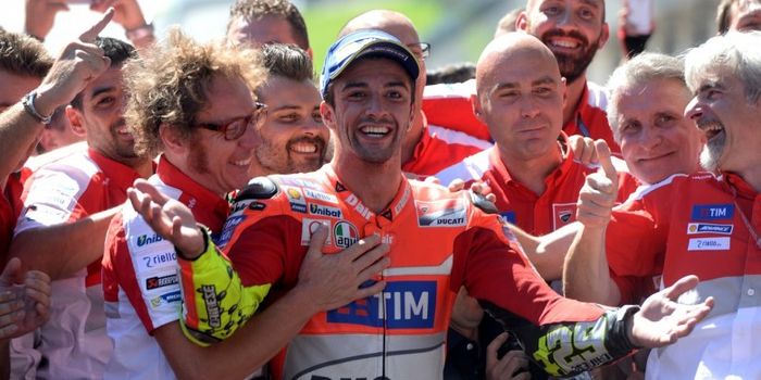 Pebalap Ducati, Andrea Iannone (tengah), merayakan kemenangan GP Austria di Red Bull Ring, Spielberg
