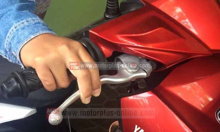 Melintasi Perlintasan Kereta Api dengan Sepeda Motor. Jangan rem mendadak