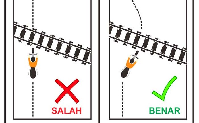 Melintasi Perlintasan Kereta Api dengan Sepeda Motor. Menyerong