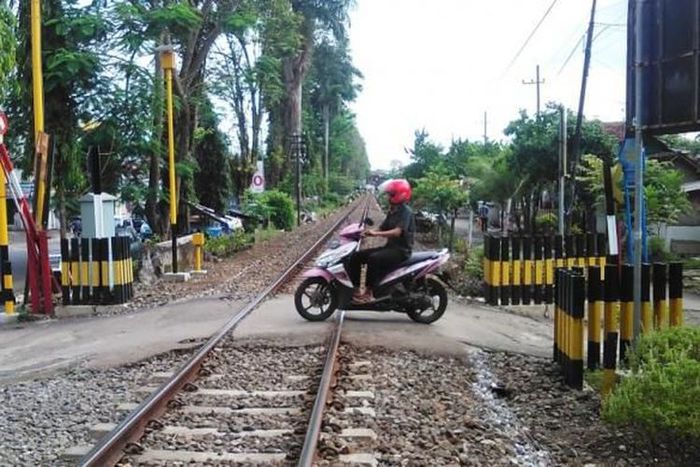 Melintasi Perlintasan Kereta Api dengan Sepeda Motor. Turunkan Kecepatan