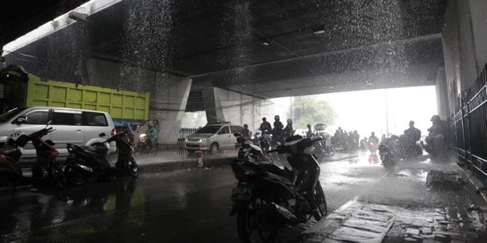 Berteduh di Kolong Jembatan Layang (flyover) mengganggu pengendara yang melintas.