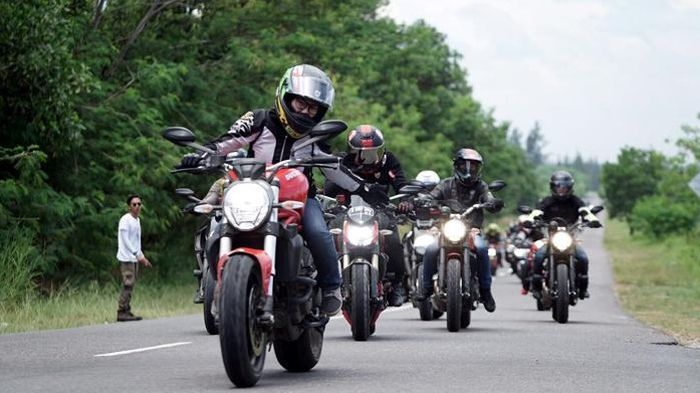 Jaga kecepatan saat touring