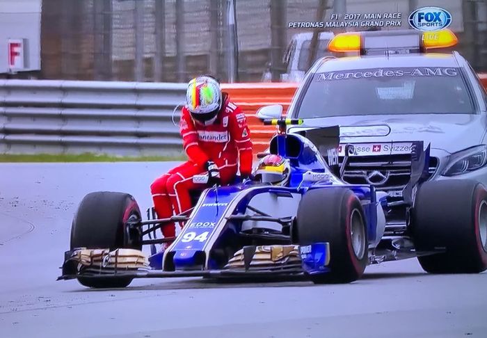 Sebastian Vettel menumpang pada pembalap tim Sauber, Pascal Wehrlein