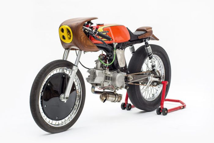 Honda SS50 &lsquo;La Chute&rsquo;