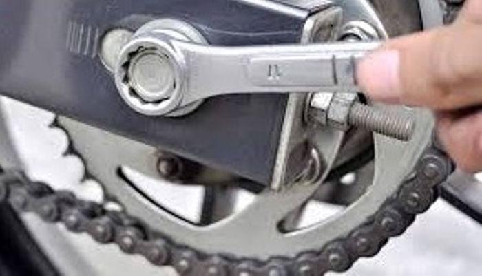 Ilustrasi setel rantai motor