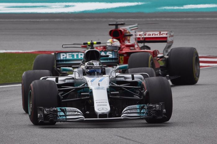 Valtteri Bottas dituduh oleh Sebastian Vettel (belakang) menghalangi lajunya di balapan F1 Malaysia