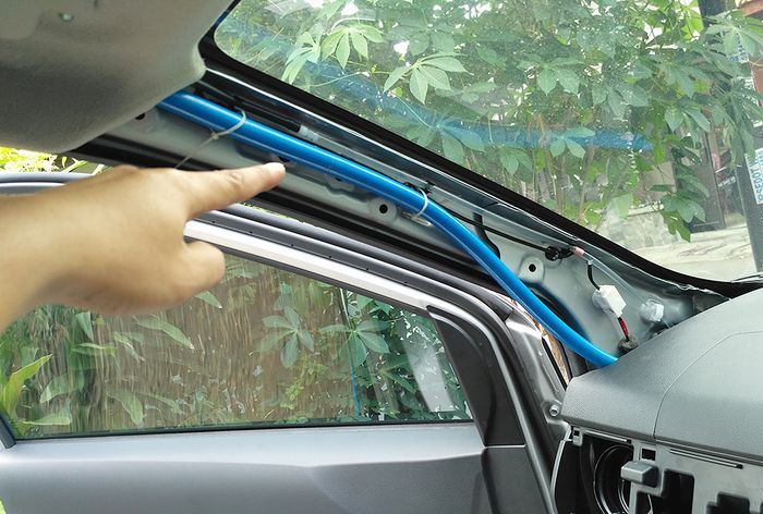 Agar rapi, jalur slang dilarikan lewat pilar A