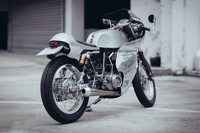 Enggak mau disebut cafe racer tapi semua ciri cafe racer ada di motor ini, terus gimana dong?