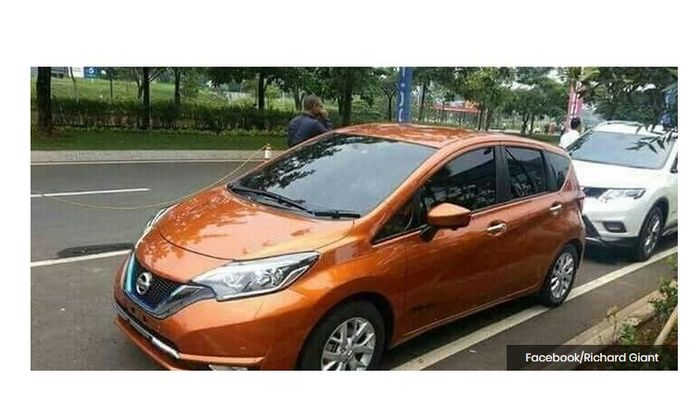 Nissan e-Note yang tercyduk di jalanan Jakarta