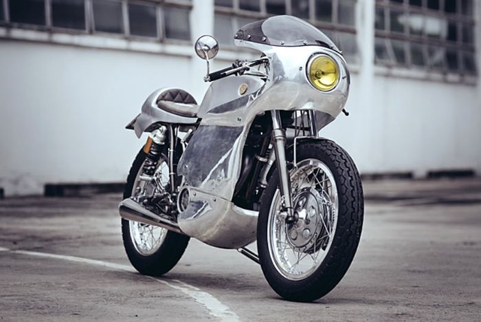 Foto Yamaha SR400 kustom oleh Omega Racer lansiran pipeburn.com