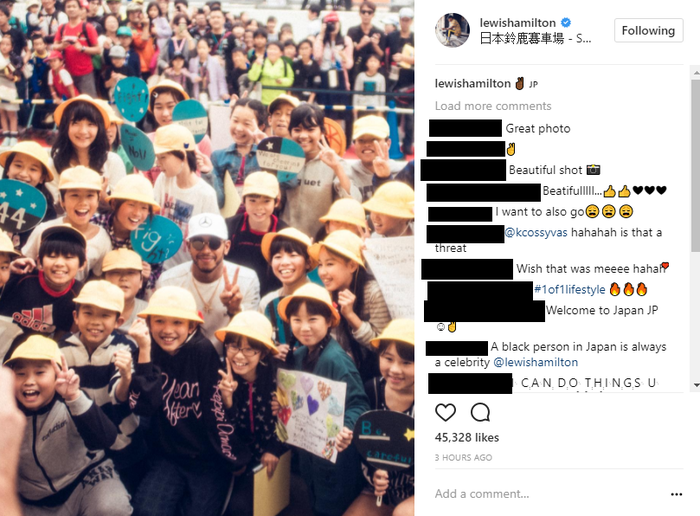 Hamilton berfoto bersama para fans ciliknya