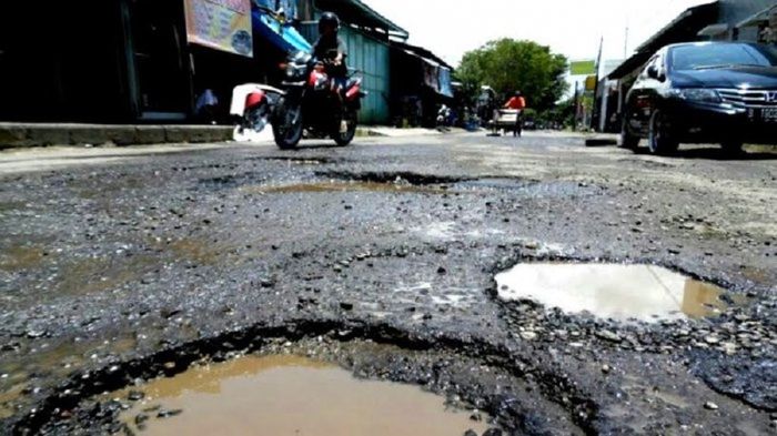 Ilustrasi Jalan Berlubang