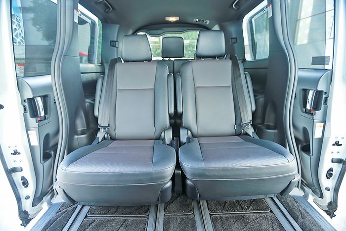 Penumpang depan dan belakang bisa memilih sendiri suhu udara dan besarnya fan dari AC mobil.