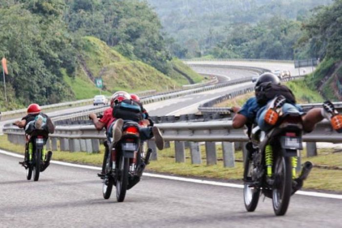 Balap liar di Malaysia ala Superman terbang, ngeri bro!