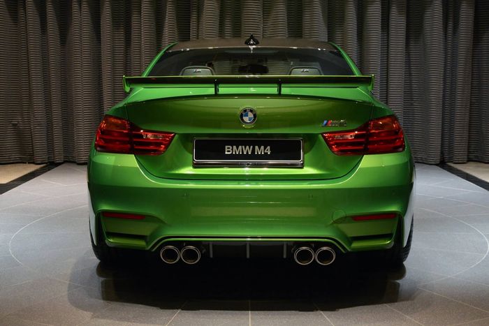 Tampang belakang BMW M4 Java Green
