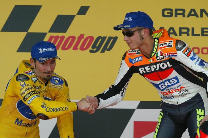 Valentino Rossi dan Max Biaggi bersalaman