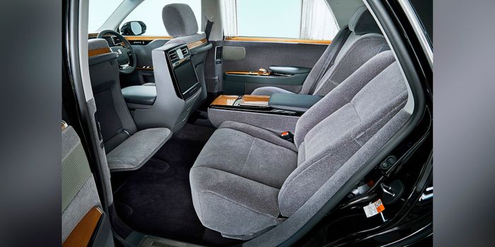 Sedan Mewah Yang Mengejar Kenyamanan