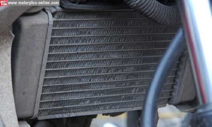 Kisi-kisi atau sirip radiator penyok bikin proses pelepasan panas jadi enggak maksimal 