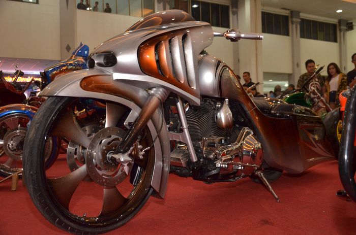 Harley-Davidson Road King 1.600 cc  diberi nama Sharkie bikinan Imagineering Customs. 