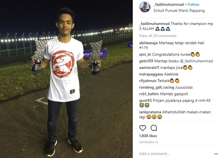 Fadil Muhammad bersama piala kesayangannya.