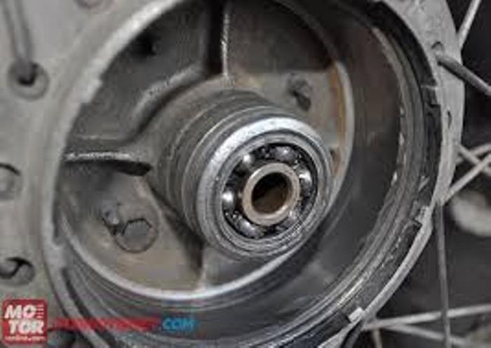 Kondisi bearing roda pada motor yang pakai rem model tromol harus lebih diperhatikan