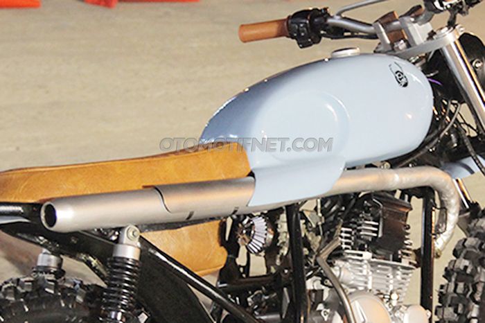 Di tangki ada pelindung kaki dari panas knalpot