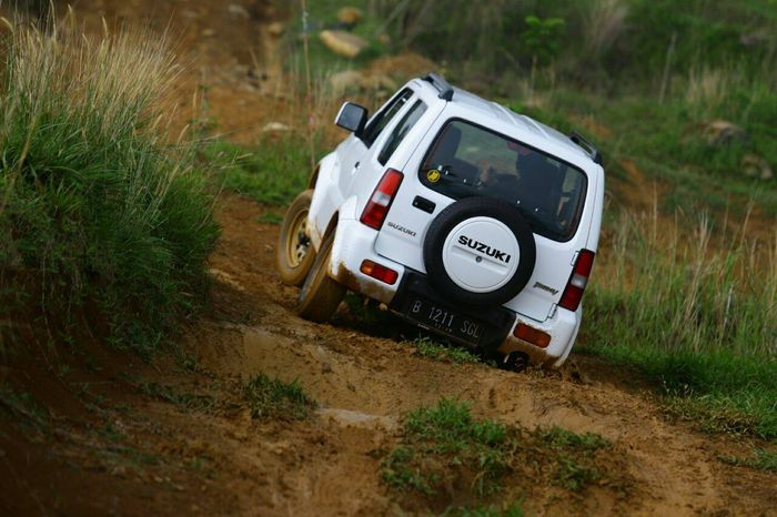 Suzuki Jimny Belakang