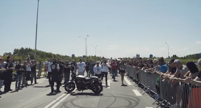 Rider Polandia Berhasil Catatkan Rekor Burnout Terpanjang