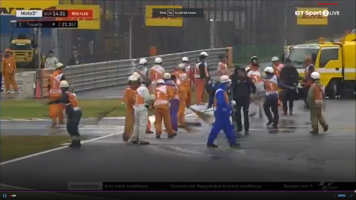 Petugas membersihkan genangan air menjelang race MotoGP Jepang 2017