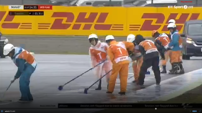 Petugas membersihkan tumpahan oli dan genangan air menjelang race MotoGP Jepang 2017
