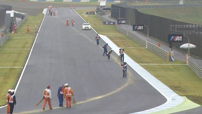 Petugas membersihkan kebocoran oli motor Andrea Migno jelang race MotoGP Jepang 2017