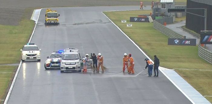 Petugas membersihkan kebocoran oli motor Andrea Migno jelang race MotoGP Jepang 2017