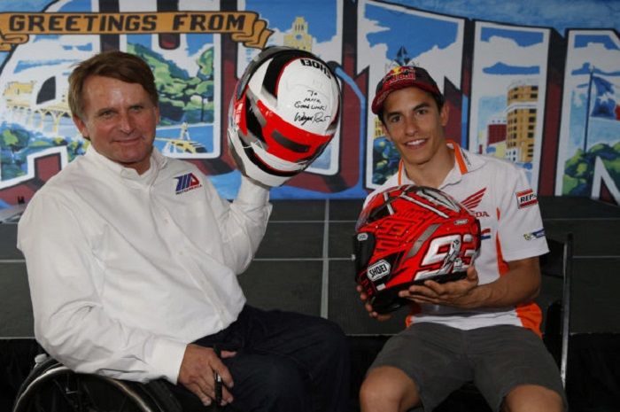 Wayne Rayney bersama Marc Marquez