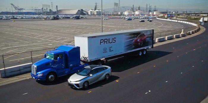 Ilustrasi kendaraan berat yang melalui jalan bebas hambatan