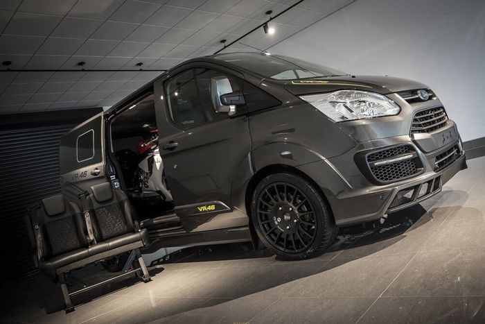 Kabin Ford Transit Bisa Mengangkut Motor Sport