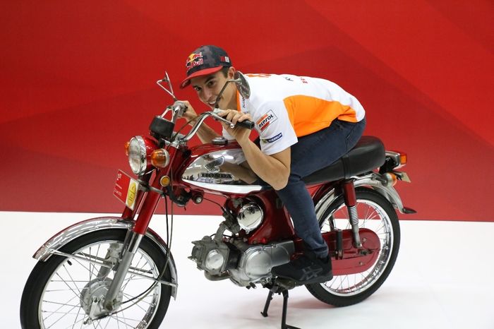 Marc Berfoto Dengan Honda S90Z