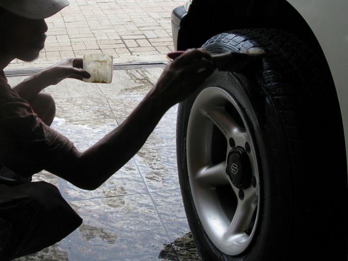 Semir ban mobil berlebihan bisa merusak sticker bodi mobil karena cipratan