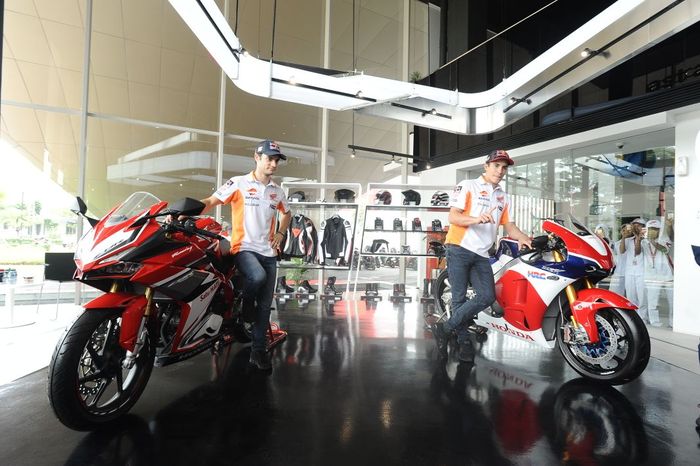 Marc Marquez dan Dani Pedrosa. Pose di dealer Honda Big Wing