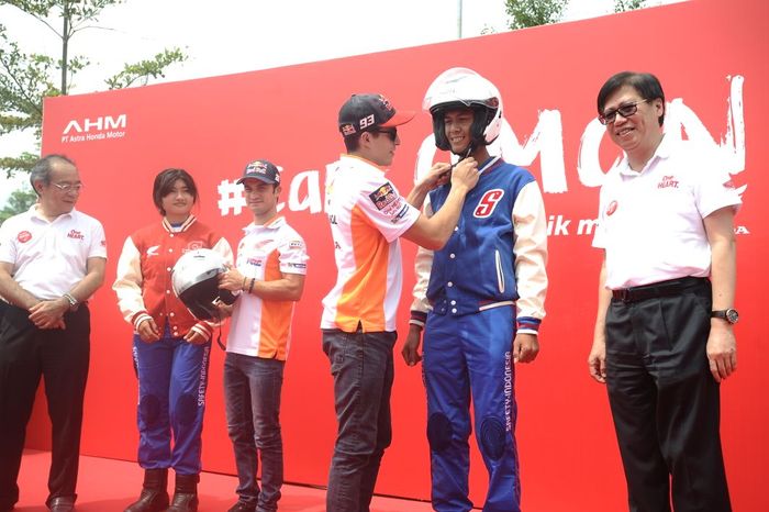 Marc Marquez dan Dani Pedrosa. Memasangkan helm dalam kampanye safety riding PT Astra Honda Motor
