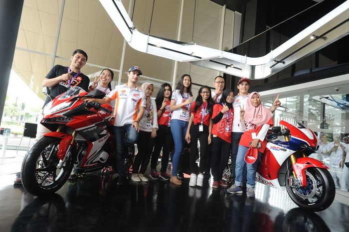 Marc Marquez dan Dani Pedrosa. Foto bersama fans