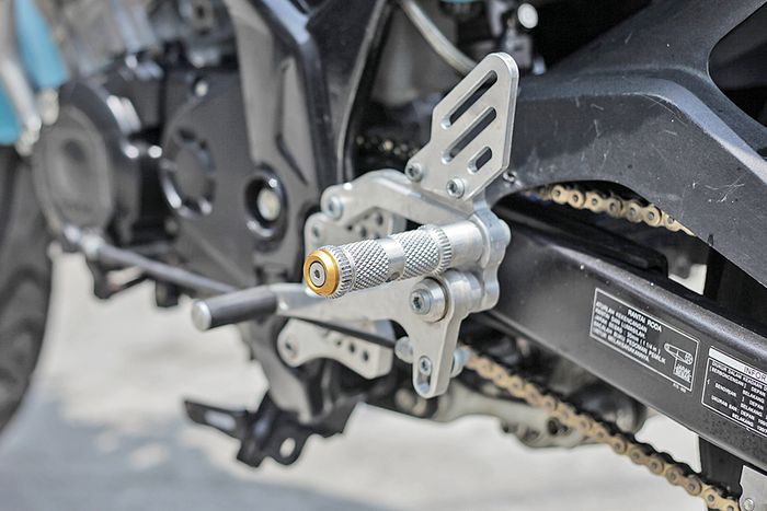 Honda CBR150R 2016 . Footstep adjustable dari B-Pro bikin pede saat menikung