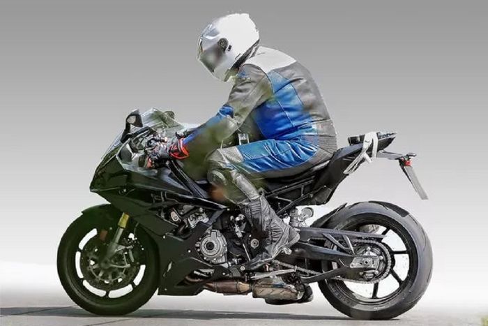 Mesin Terekspos Lewat Lubang di Fairing