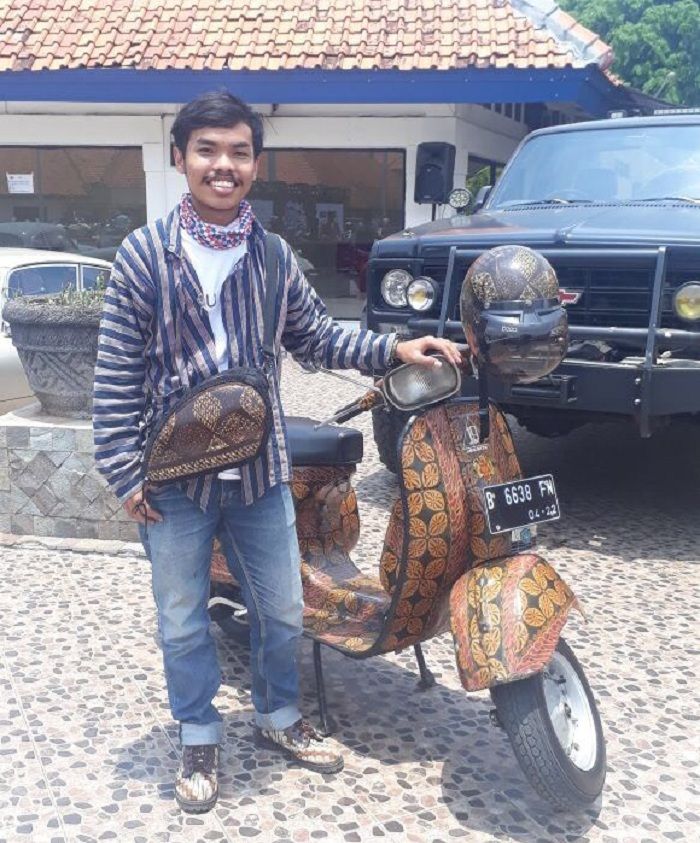 Pengendara Vespa Batik