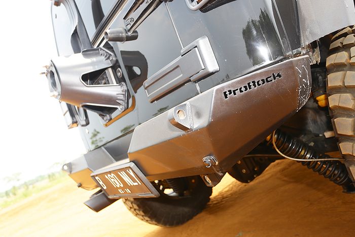 Jeep Wrangler JK Unlimited Sport 2013. Kolaborasi ciamik Banteng Mas dan ProRock Engineering