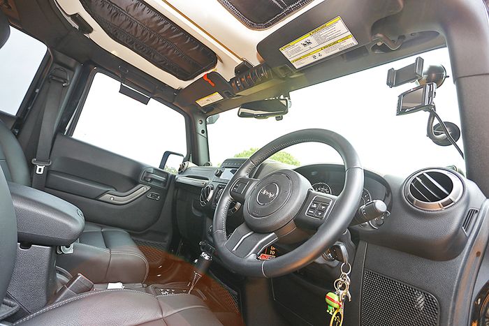 Jeep Wrangler JK Unlimited Sport 2013. Interior masih standar agar nyaman digunakan harian 