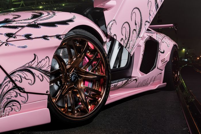 Lamborghini Tampil Cantik Dengan Balutan Pink Motif Rhinestones