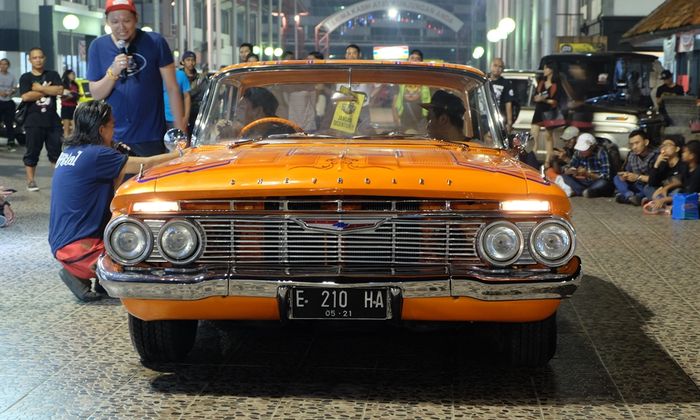 Chevrolet Impala Hardtop 1961 low rider di Jakarta Custom Culture 2017