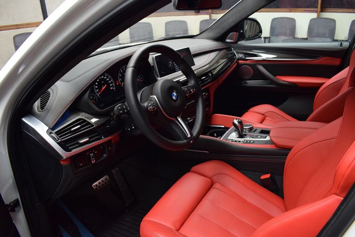 Interior BMW X6 dilapis warna mencolok